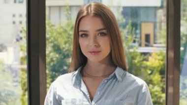 Ofisteki güzel kadın.