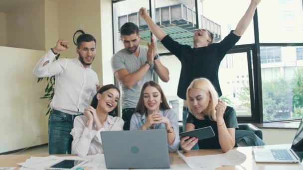 Team van medewerkers verheugt ons over succes — Stockvideo