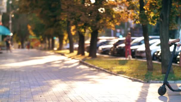 Mujer montando scooter eléctrico en la ciudad — Vídeos de Stock