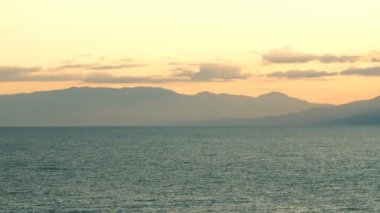 Gün batımında deniz manzarası ve mountians