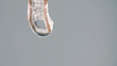 Buz sarkıtı ilkbaharda erir ve damlar