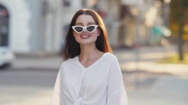 Güneş gözlüğü gülümseyen kadın portresi