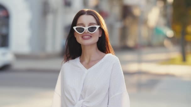 Portret kobiety uśmiechający się w okulary — Wideo stockowe