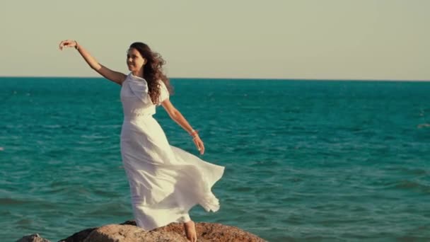 Mujer en vestido posando en el viento — Vídeos de Stock