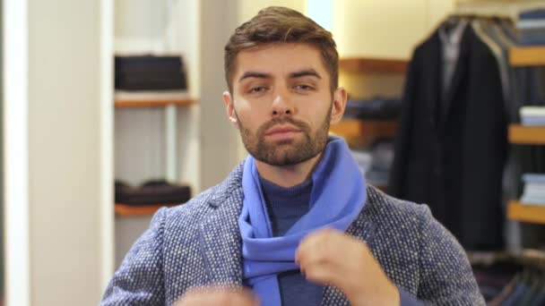 Человек примеряет одежду в магазине — стоковое видео
