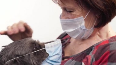 Kadın ve maskeli köpeği