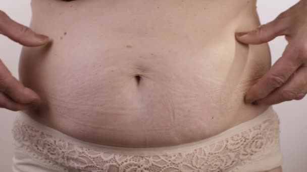 Barriga gorda de uma mulher — Vídeo de Stock