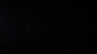 Siyah arka planda yanıp sönen mercekler.