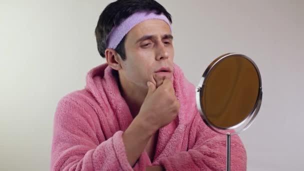 Gay man bewondert zichzelf in de spiegel — Stockvideo