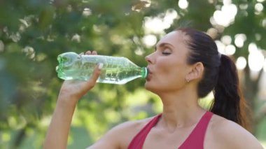 Doğada su içen kadın