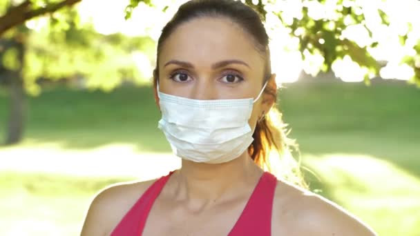 Woman in face mask on nature — Stock Video