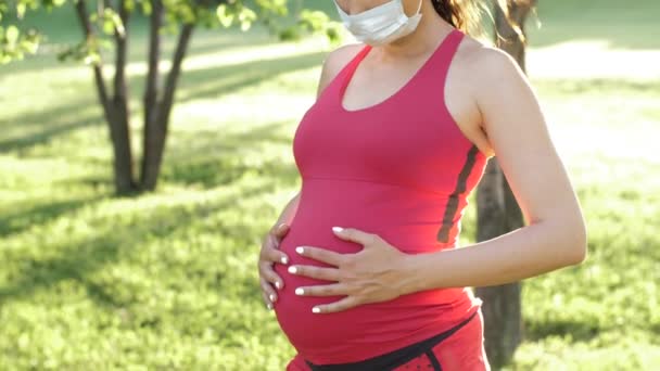 Pregnant woman in face mask — Stock Video