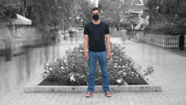 Man met gezichtsmasker in de drukte — Stockvideo