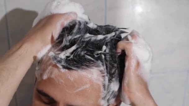 Man tvättar håret i ett badrum — Stockvideo