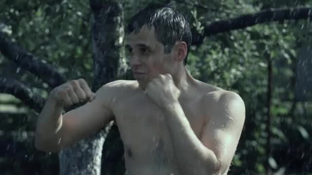 Boxeador entrena bajo la lluvia — Vídeos de Stock
