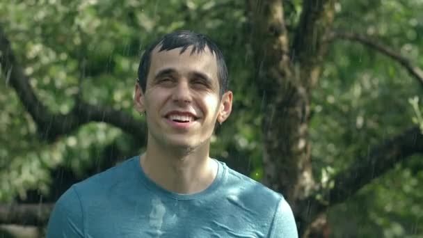 Hombre feliz bajo la lluvia de verano — Vídeos de Stock