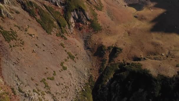 Luchtfoto van bergachtig terrein — Stockvideo