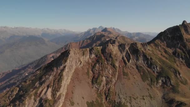 Bovenkant van de berg, luchtfoto — Stockvideo