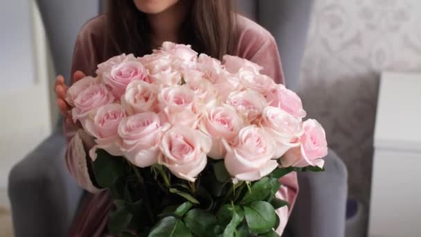 Жінка дивиться на букет з троянд — стокове відео