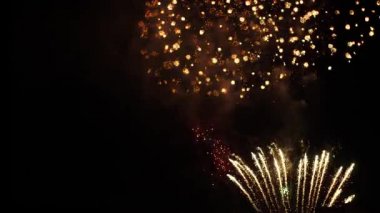 Gece gökyüzünde çeşitli renkte havai fişekler