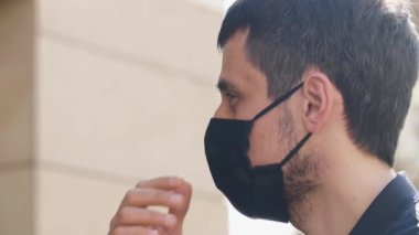 Adam maskesini çıkarıyor. Coronavirus yenildi..