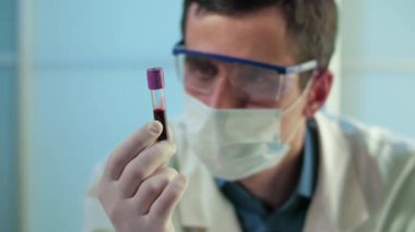 Doktor kanla tüp inceliyor.