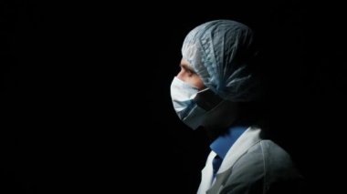 Doktor avuç içleriyle dua ediyor.