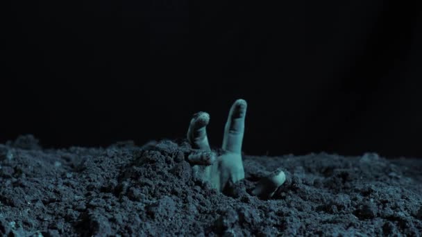 Zombie mão levantando-se para fora da sepultura — Vídeo de Stock