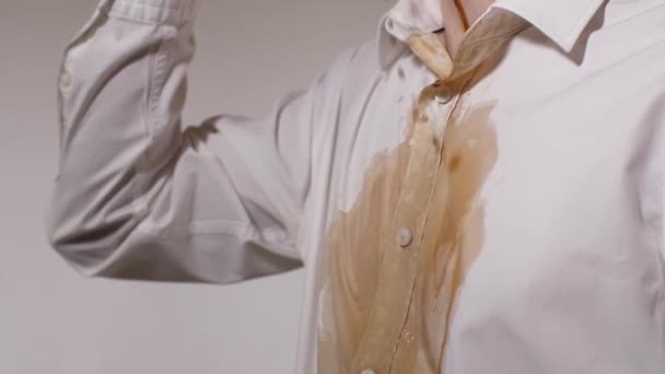 Mann verschüttete Kaffee auf Hemd — Stockvideo