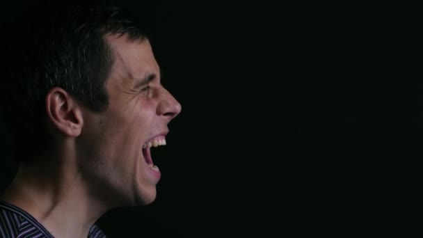 Homem grita abrindo a boca — Vídeo de Stock