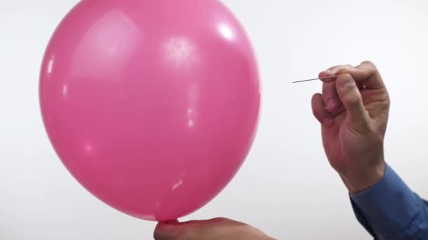 Homem perfura um balão com uma agulha — Vídeo de Stock