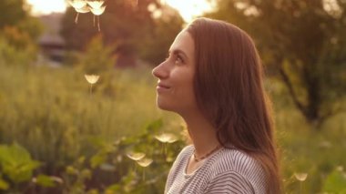 Karahindiba tohumları kadınların yüzüne düşüyor.