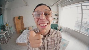 İnek gülüyor ve parmağını sallıyor.