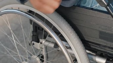 Parkta yürürken el tekerlekli sandalyede