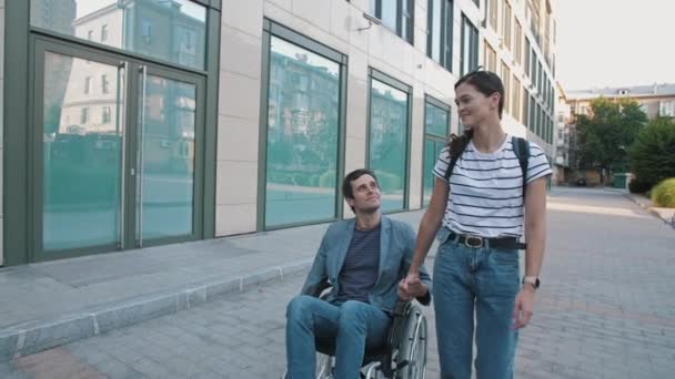 Диявол у інвалідному візку з дівчиною — стокове відео