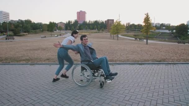 Couple s'amuser, femme et homme en fauteuil roulant — Video