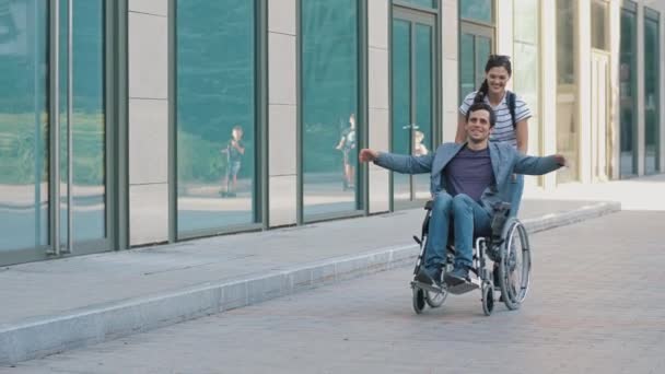 与妻子坐在轮椅上的快乐男人 — 图库视频影像