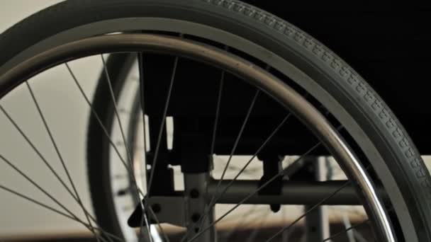 Manos de anciana en silla de ruedas — Vídeo de stock