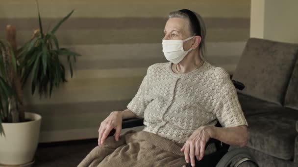 戴口罩的残疾老年妇女 — 图库视频影像
