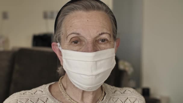 Porträt einer alten Frau mit Gesichtsmaske in Quarantäne — Stockvideo