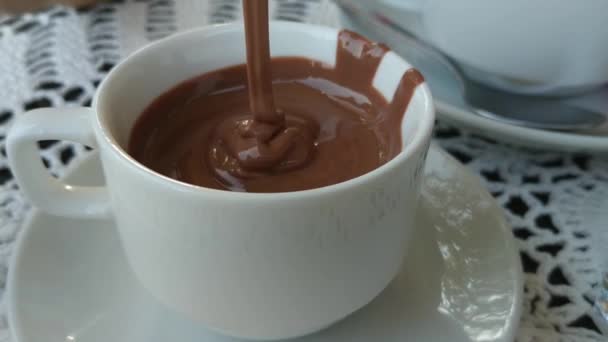 Xícara de chocolate quente no café — Vídeo de Stock