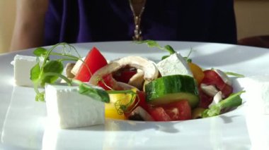 Kafede salata yiyen bir kadın.