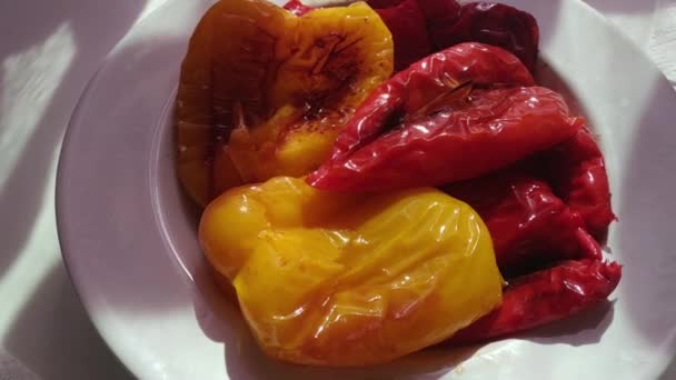 Grilled peppers on a plate — Stock Video