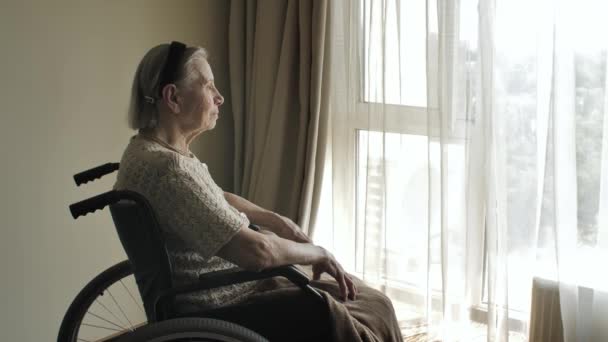 Zdravotně postižená starší žena na invalidním vozíku — Stock video