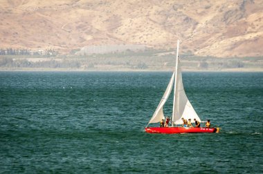 Göl Kinneret, İsrail. 12 Mayıs 2018. Celile Denizi satırda öğrenme bir güzel yaz gününde genç Genç deniz izci. Bir görünümü Kinneret Gölü.