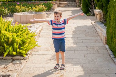 Mutlu sevimli beyaz çocuk elleri sanki birisi kucaklamak isteyen açık olan.