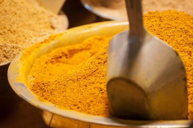 Geleneksel Hint köri tozu baharat karışımı bir kase stok görüntü. Bu baharat karışımı, kişniş, zerdeçal, kimyon, çemen ve pul biber ile yapılır. Oriental tatlı ve aromatik baharat.