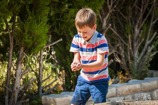 Lindo Adorable Chico Caucásico Una Camisa Rayas Jugando Parque Verano —  Fotos de Stock