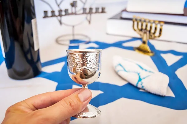 Hand Som Håller Ett Kiddush Vin Välsignelse Cup Traditionell Judisk — Stockfoto