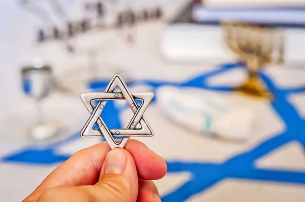 手デイヴィッドの星 Magen David ヘブライ語で 伝統的なユダヤ人の宗教的なシンボルです 背景によりユダヤ人の記号 祈りの本 メノラ燭台 ワイン Kiddush — ストック写真